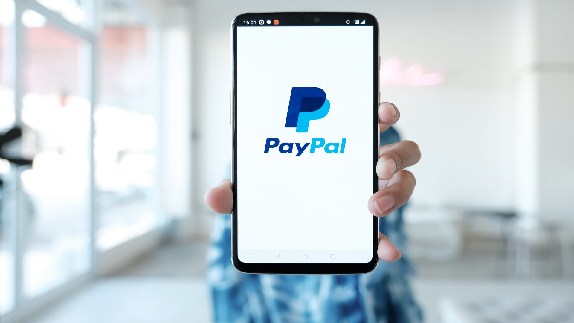 Acepta pagos seguros con PayPal y Stripe